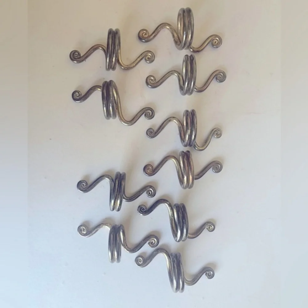 Set of 10 silver plated napkin rings.